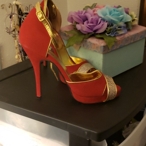 Red Heel - Picture 2 of 2